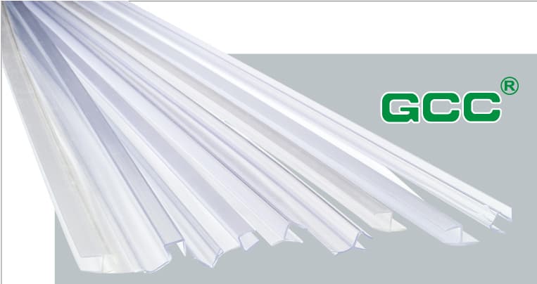 Variedad de perfiles de sellado de plástico transparente sobre fondo gris.