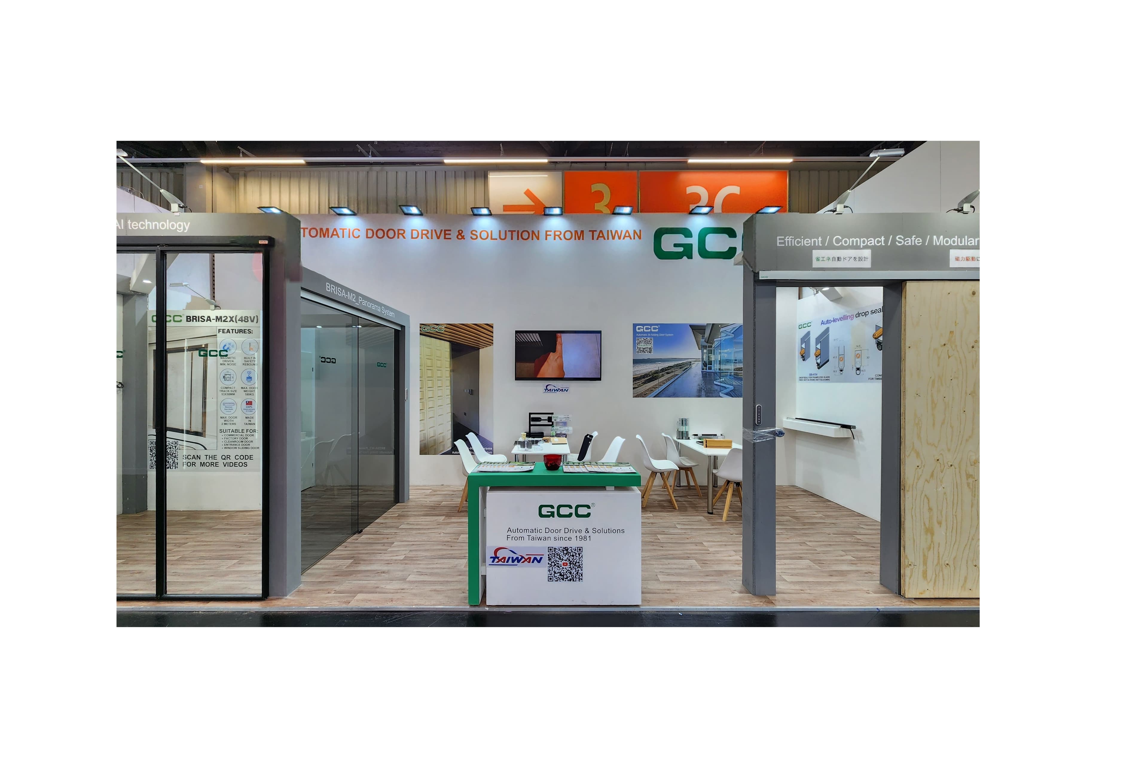GCC 台湾自动门展台,展示玻璃门系统、接待台、白色座椅和宣传海报。