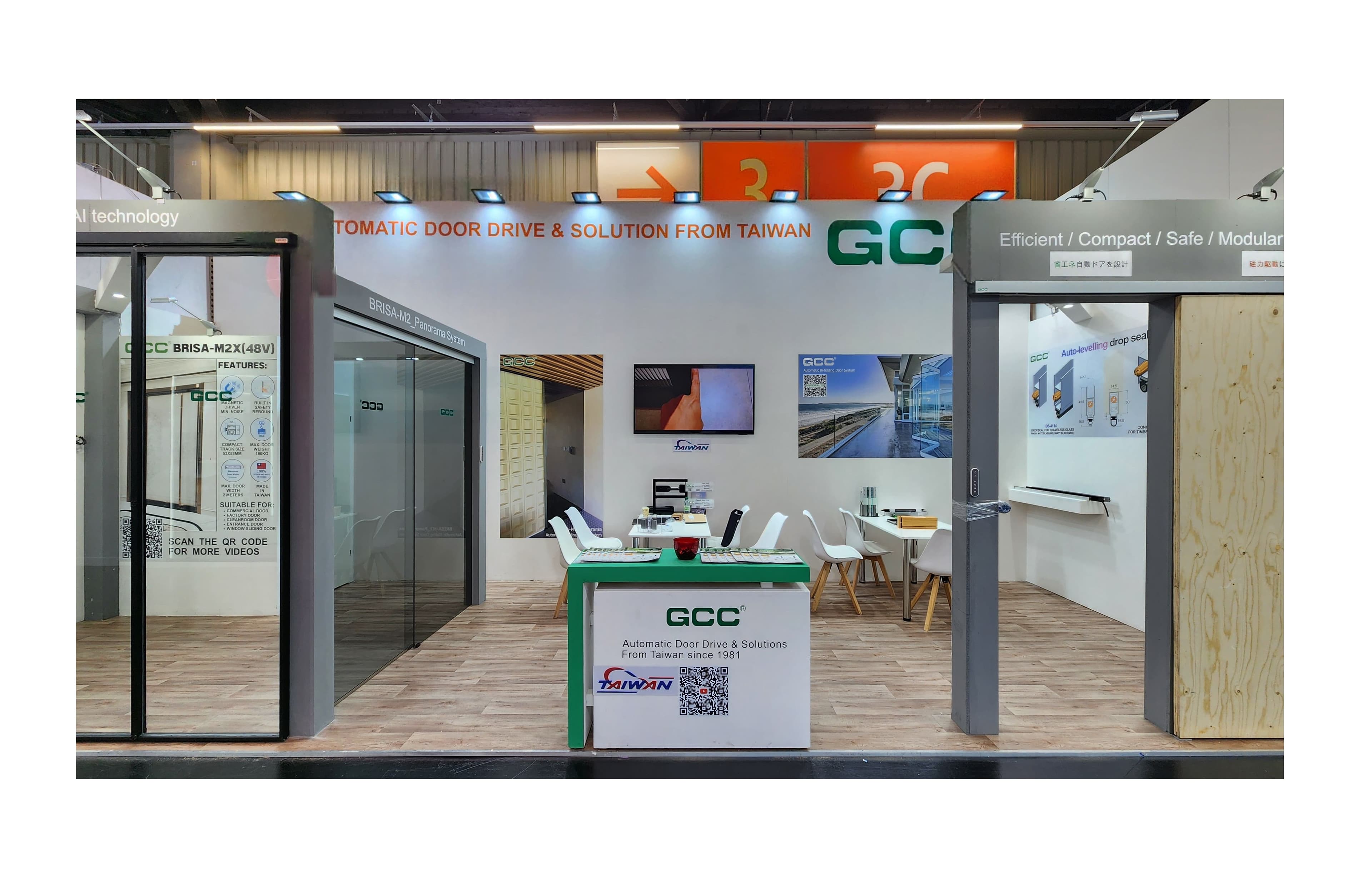 台湾GCC自动门展位,展示玻璃推拉门、白色接待台和品牌宣传海报。