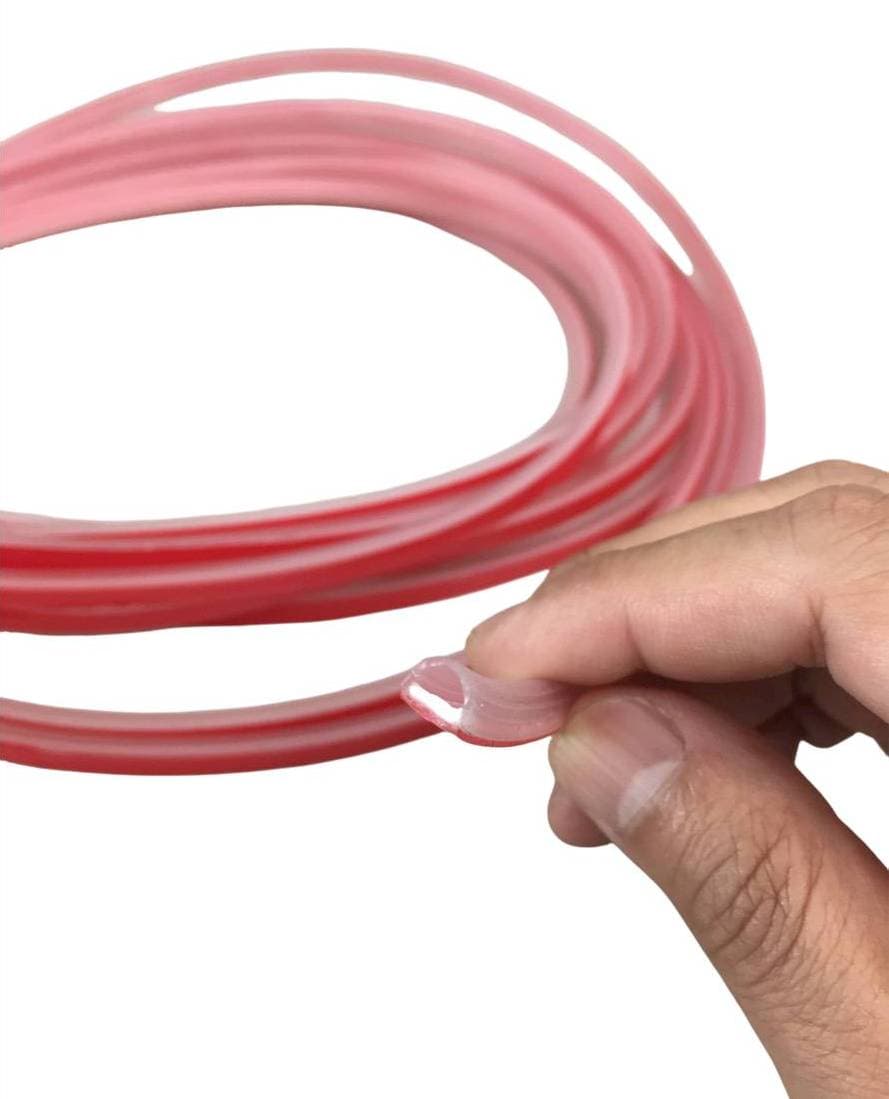 Muestra de tira flexible translúcida resaltando su flexibilidad y acabado.